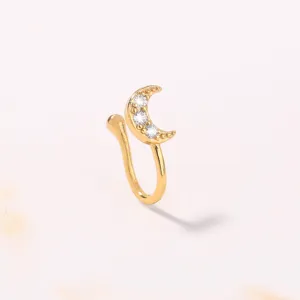 Squisito finto anello da naso a mezzaluna d'oro con cristalli scintillanti, dettaglio piercing.