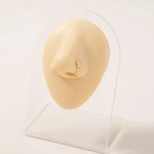 Anello per naso a mezzaluna dorato con strass, perfetto dettaglio per piercing.