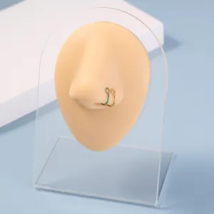 Gedetailleerd overzicht van modieuze multifunctionele piercingring op een display.