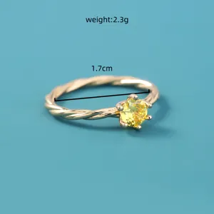 Vergulde gevlochten ring met een prachtige schitterende gele zirkoniasten voor dames.