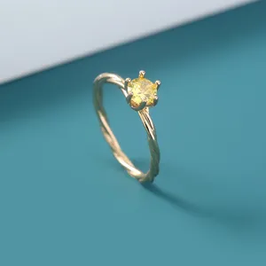 Prachtige vergulde getwiste ring met schitterende gele zirkoonsteen voor dagelijkse stijl.