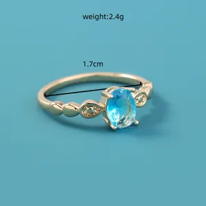 Detailweergave van de gouden zirconia ring met blauwe steen, gewicht 2.4g en binnendiameter 1.7cm.