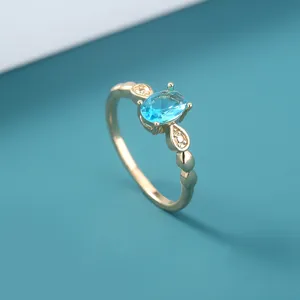 Vergulde blauwe zirkonia ring close-up, elegant edelsteen detail voor dagelijks gebruik vrouwen.