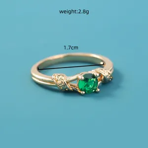 Gedetailleerd overzicht van vergulde groene zirkoonring met uitgesneden details, maat 1.7cm.