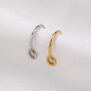 Minimalistische oorbellen en neusringen set, veelzijdige sieraden voor dagelijks gebruik.