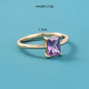 Elegante vergulde ring met paarse zirkoon minimalisten edelsteen sieraden detail weergave