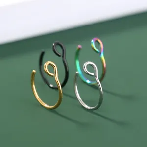 Detailopname van kleurrijke neusringen in goud zilver zwart en regenboogstijlen.