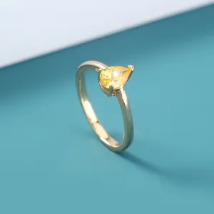 Prachtige gouden metalen ring met stralende gele peervormige zirkoonsteen voor stijlvolle dames.