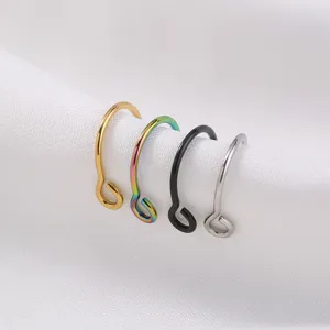 Gedetailleerd overzicht van kleurrijke piercingringen, stijlvolle RVS oorringen set.