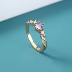 Gouden ring met paarse zirkonia, elegante oneindige kruisband, glanzende dames sieraden.