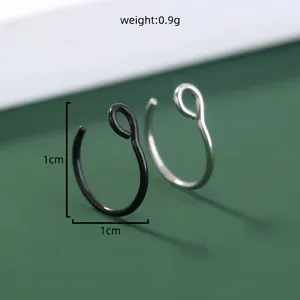 Minimalistische metalen oorring en neusring set, elegante geometrische sieraden voor dames.