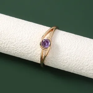 Prachtige goudkleurige ring met een sprankelende paarse zirkoonsteen in minimalistisch ontwerp.