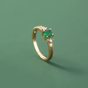 Prachtige vergulde ring met een stralende groene zirkonia en schitterende stenen.