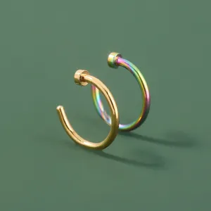 Minimalistische C-vormige piercingringen, set van gouden en regenboog metalen hoepels.