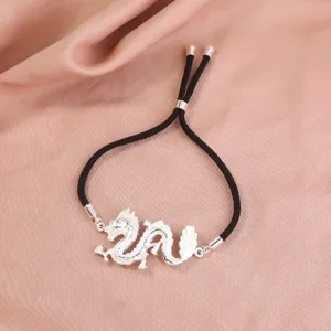 Detailansicht des modischen silbernen Drachen Anhänger verstellbaren schwarzen Kordel Armbands.