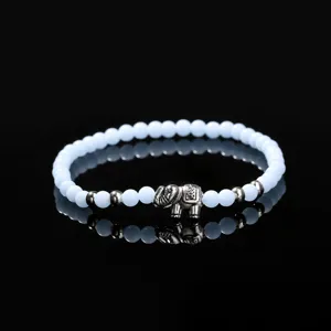Nahaufnahme des Perlenarmbands mit dem exquisiten Metall-Elefantenanhänger und glatten Perlen.