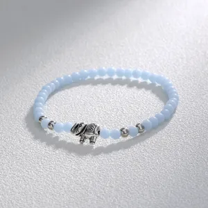 Schickes hellblaues Perlenarmband mit silbernem Elefanten-Anhänger und Metallabstandshaltern.