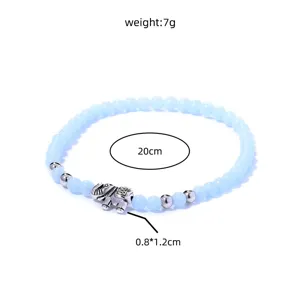 Blaues Perlenarmband mit silbernem Elefanten-Anhänger und Metallakzenten, Detailansicht.