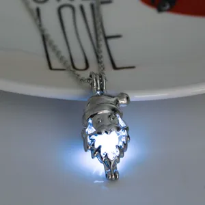 Detailaufnahme einer kreativen DIY Weihnachtsmann leuchtenden Halskette, kurze Kette.