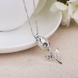 Silberfarbene Rosenblüte Anhänger Halskette Detailansicht, leuchtender Medaillon Schmuck für Paare.