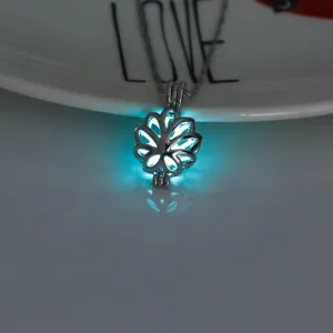 Im Dunkeln leuchtende hohle Blumen-Anhänger Halskette, Detailaufnahme des leuchtenden Designs.