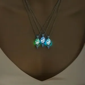 Detaillierte Nahaufnahme der leuchtenden Spiral-Muschel-Halskette mit hohlem Design.