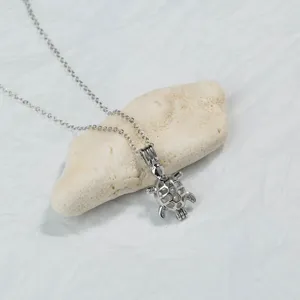 Silberne hohle Schildkröten Medaillon Anhänger Halskette, kreativer modischer Tierschmuck.