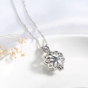 Detailansicht der silbernen hohlen Blumen Anhänger Halskette, elegante Zubehör Kette.