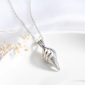 Detailansicht des exquisiten silbernen Muschel Eiscreme Hohlanhänger Halskette Charms.