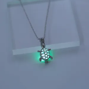 Nahaufnahme einer leuchtenden Schildkröten-Halskette mit grünem Effekt im Detail.