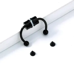 Nahaufnahme des schwarzen magnetischen Hufeisen-Septumrings mit austauschbaren Kugeln und Spitzen.