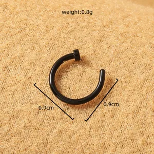 Schwarzer minimalistischer Nasenring aus Edelstahl Lippenpiercing Detailansicht für Damen