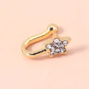 Goldene Nasenklammer mit Stern und Strass, stilvoller Clip-On Körperschmuck im Detail gezeigt.