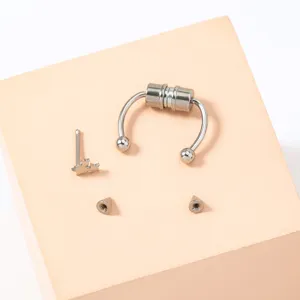 Detailansicht von magnetischem Hufeisen-Septumring und Nasenstecker Piercing Schmuck Set metallic.