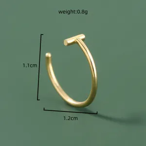 Minimalistischer goldfarbener Nasenring Lippenring Körperschmuck Detail 1.1x1.2cm leicht