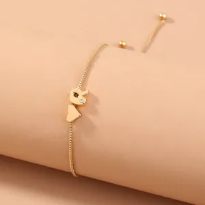 Detailed view of the gold-plated box chain bracelet featuring an initial letter and heart charm.