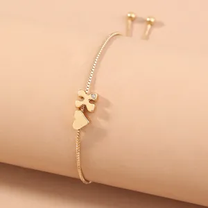 Elegant gold box chain bracelet featuring a letter and heart pendant, adjustable design.