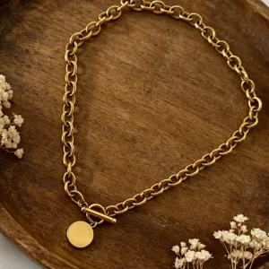Collar de cadena gruesa de acero de titanio dorado con cierre en T y colgante redondo.