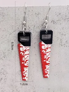 Acryl blutige Säge Ohrringe, einzigartiger Halloween Modeschmuck für Frauen Detail Ansicht.