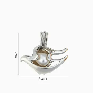 Vista dettagliata dell'accessorio pendente a gabbia per uccelli argento con altezza di 2 cm e larghezza.