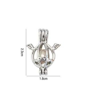Ciondolo gabbia per perle DIY con design ad ali cave in metallo argentato dettaglio.