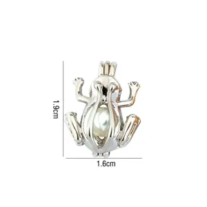 Vista dettagliata del ciondolo a gabbia rana argento per perla, dimensioni 1,9x1,6 cm.