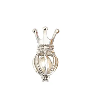 Dettaglio in primo piano del ciondolo gabbia corona argentata, design cavo per gioielli fai da te.