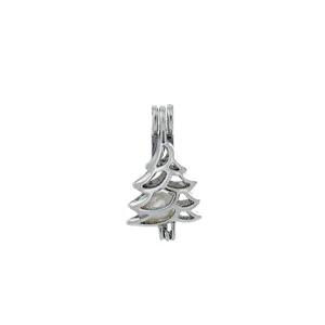 Primo piano dettagliato del ciondolo a forma di albero argentato con design cavo interno