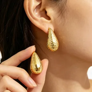 Boucles d'oreilles pendantes martelées dorées en forme de goutte, détail en acier inoxydable.
