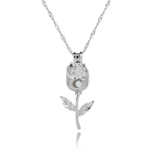 Nahaufnahme des eleganten silbernen Rosen Käfig Anhänger Halskette mit einer Perle.