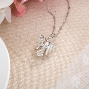 Exquisites silbernes Engelsflügel Perlenkäfig Anhänger Halskette, elegante Detailansicht.