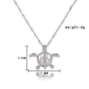 Silberfarbene Schildkröten Anhänger Halskette mit Perle, Grösse 2.5 cm, Gewicht 6g.