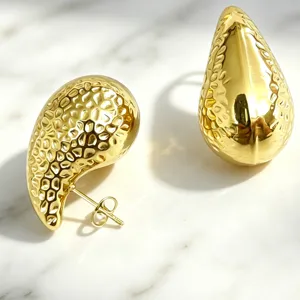 Élégantes boucles d'oreilles larme martelée en acier inoxydable plaqué or 18k pour femmes.