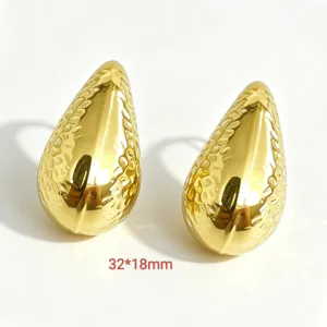 Détail de boucles d'oreilles goutte dorées, acier inoxydable plaqué or 18k design géométrique.